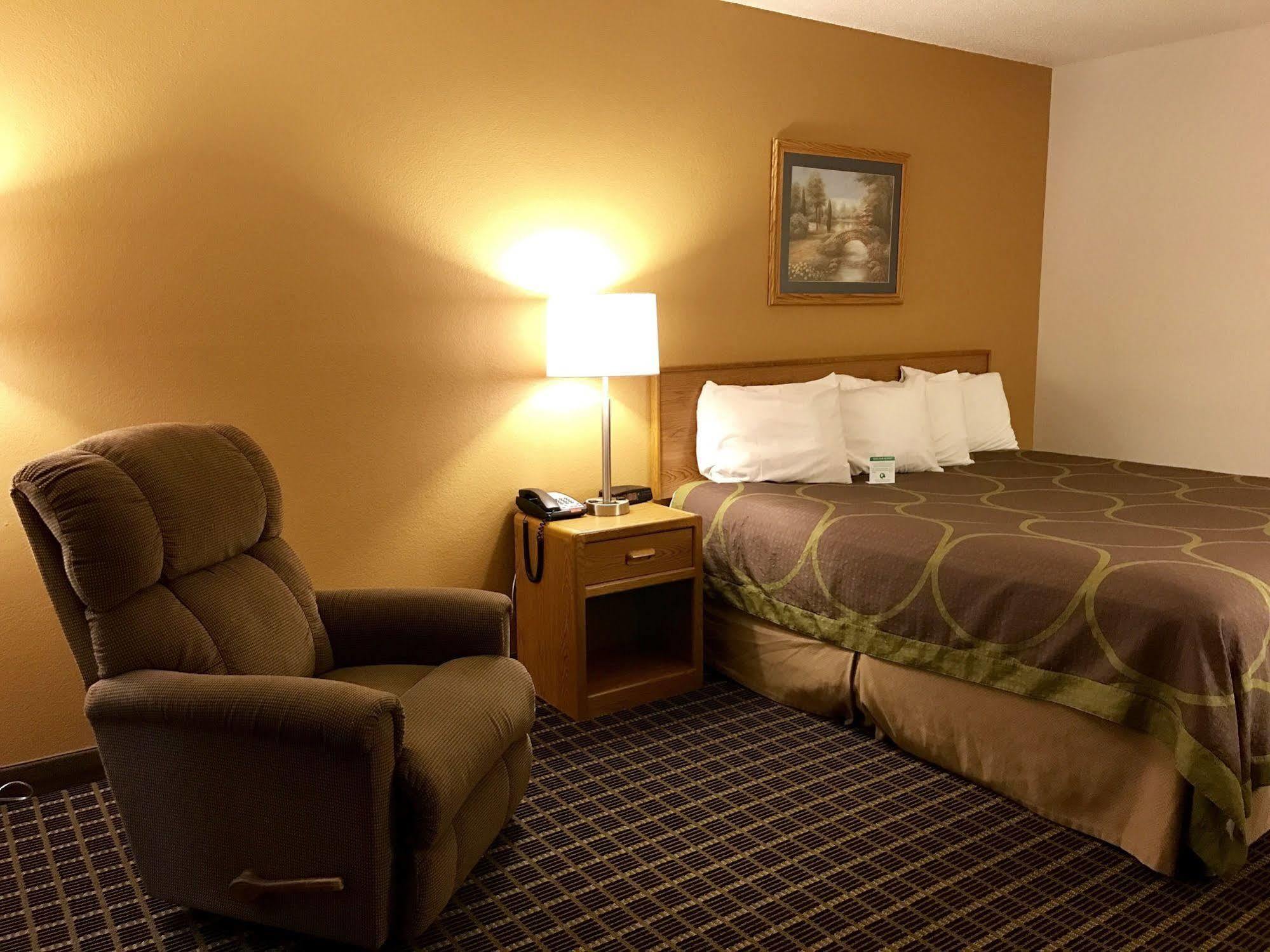 The Quincy Inn & Suites Exterior photo