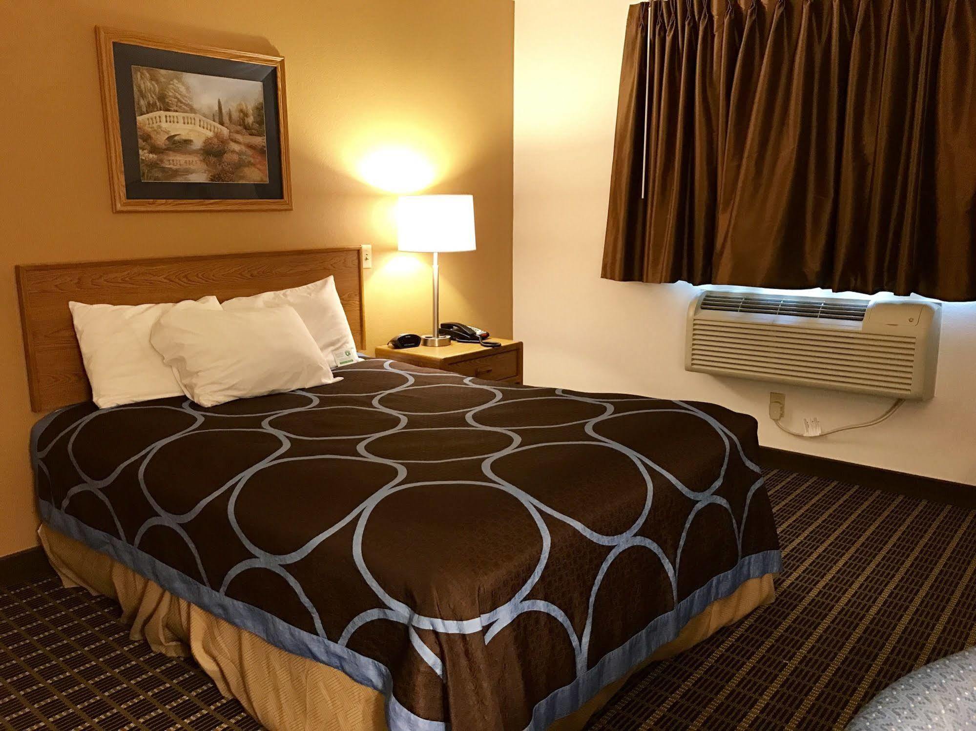 The Quincy Inn & Suites Exterior photo