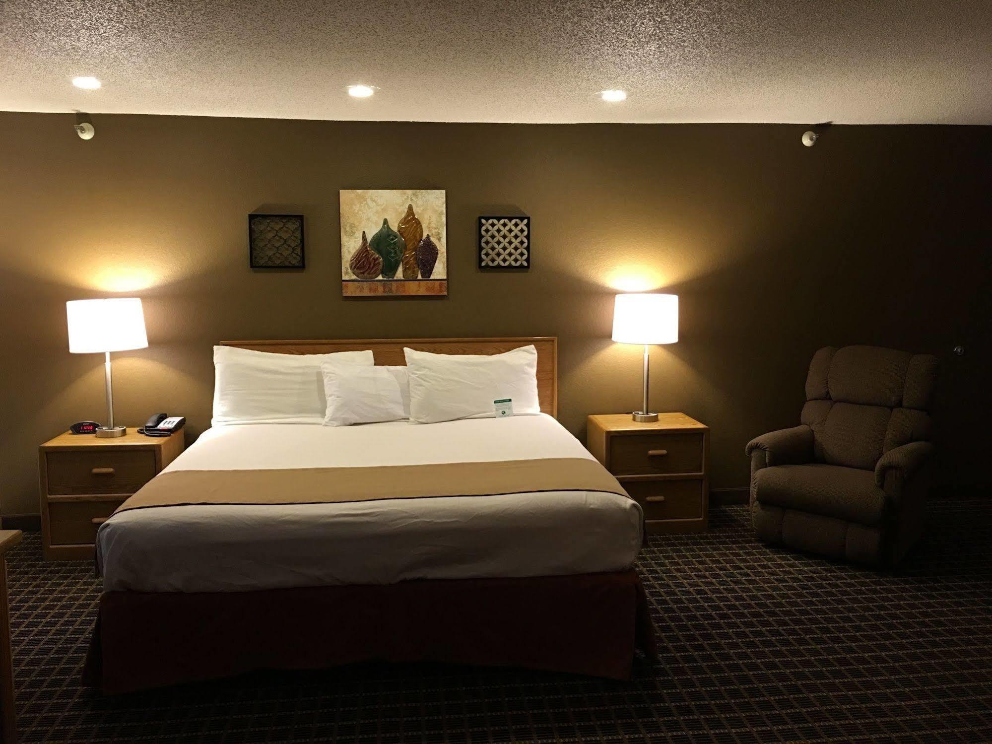 The Quincy Inn & Suites Exterior photo