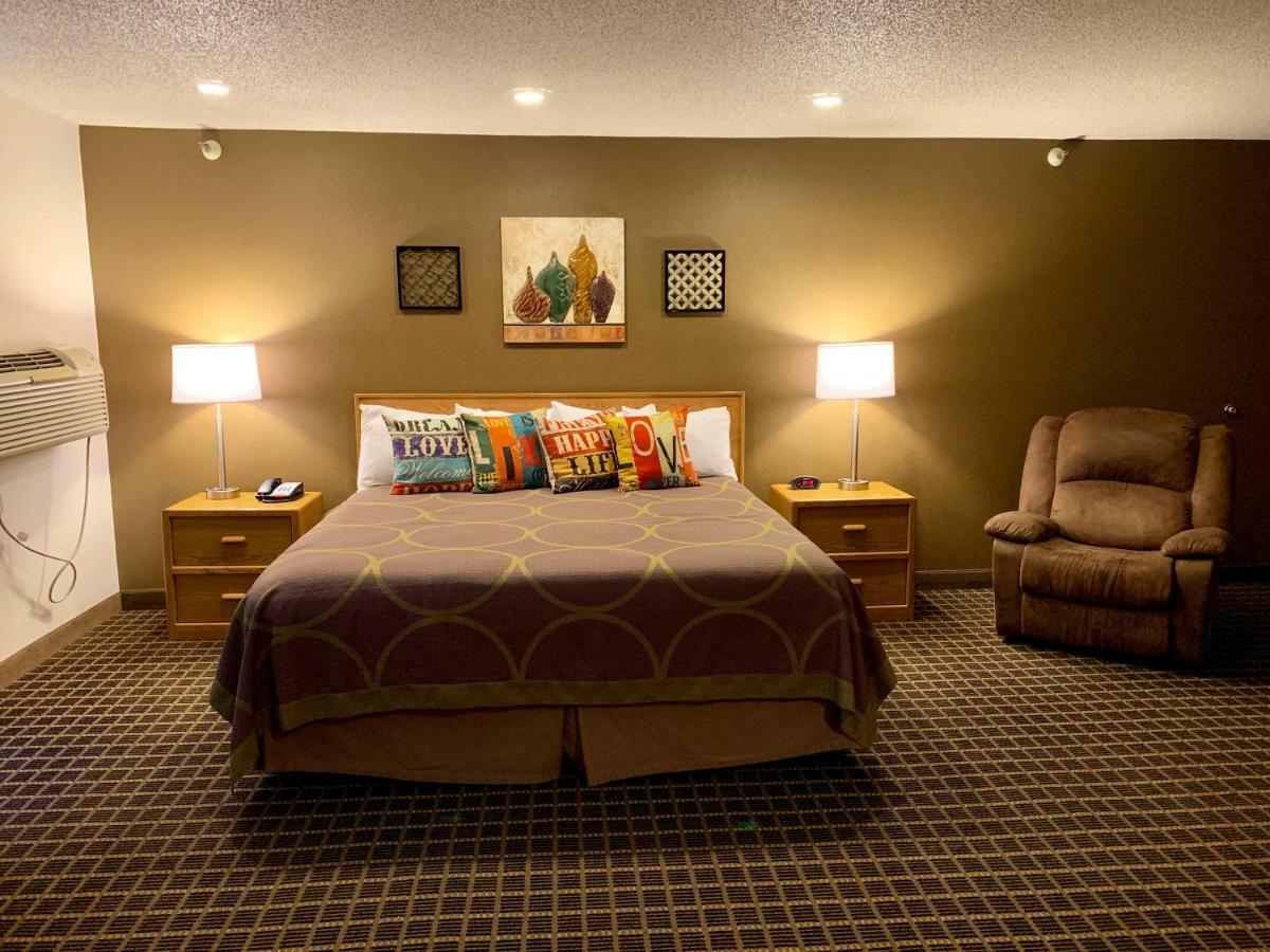 The Quincy Inn & Suites Exterior photo